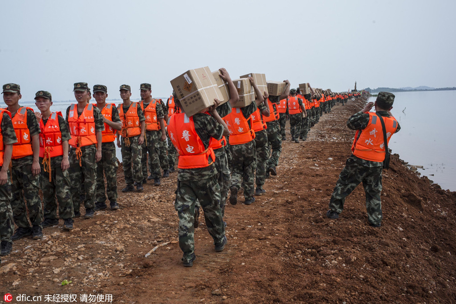 Hubei blows up dike to disperse floodwater