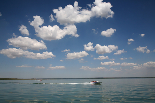 China's largest desert freshwater lake under threat