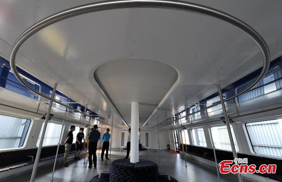 Street-straddling bus continues tests