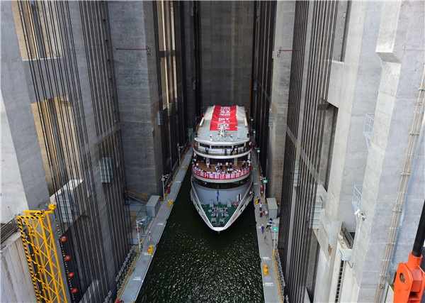 World's largest shiplift completes China's Three Gorges project