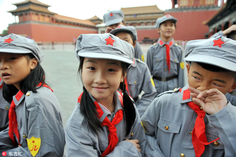 Students wear 'Red Army' costumes in Long March spirit