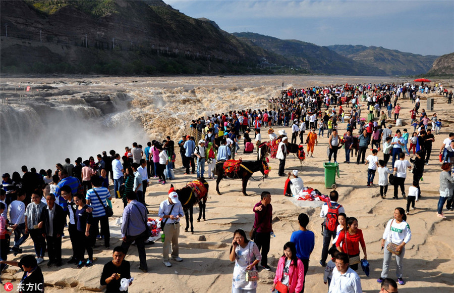 Massive surge of tourists at Hukou Waterfall