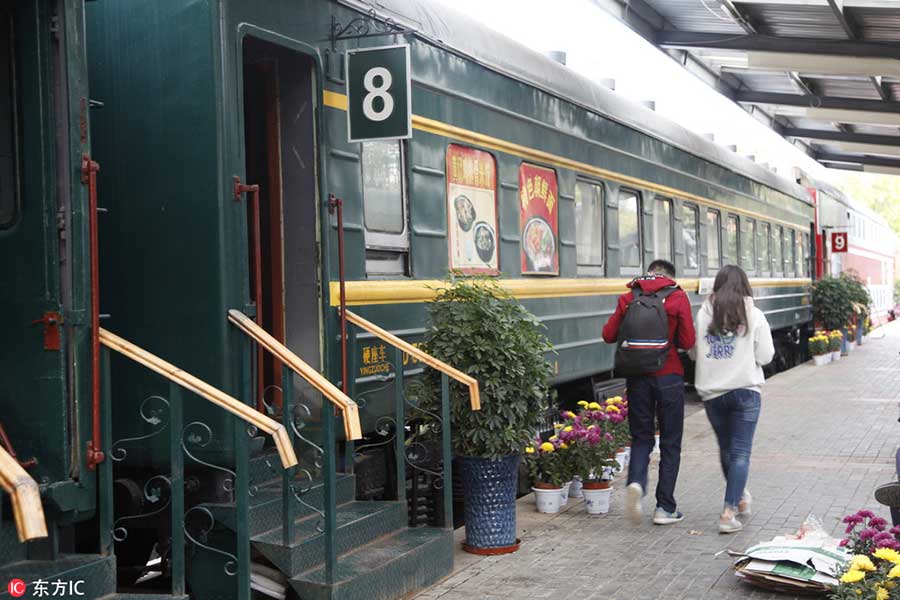 College students in E China enjoy meals in train-turned-canteen