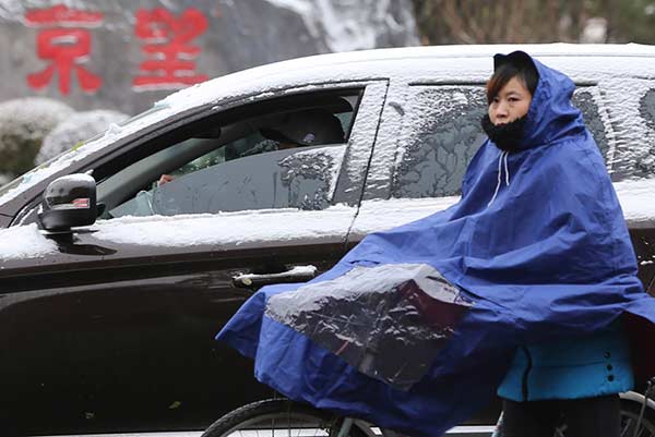 First snow turns Beijing white and beautiful