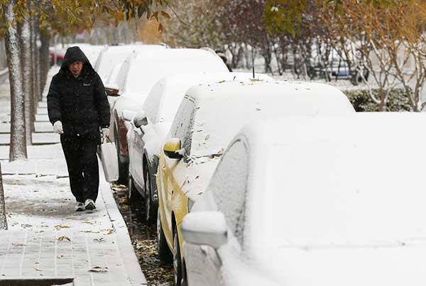 First snow turns Beijing white and beautiful