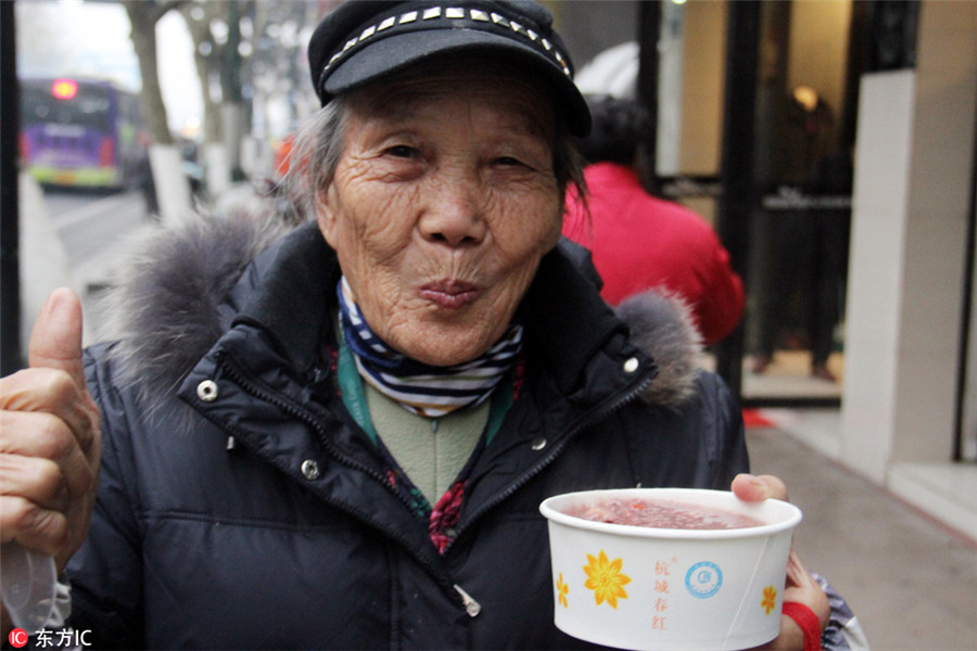 Chinese people mark festival with 'eight treasure porridge'