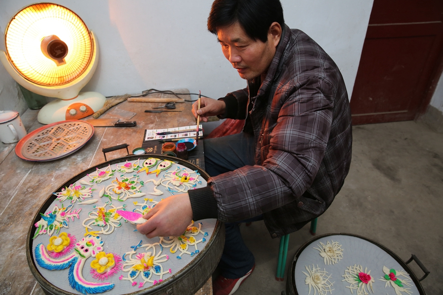 Man focuses life on intricacies of Chinese patterned steamed buns