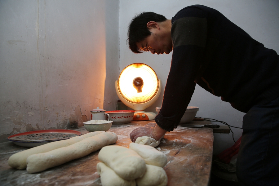 Man focuses life on intricacies of Chinese patterned steamed buns