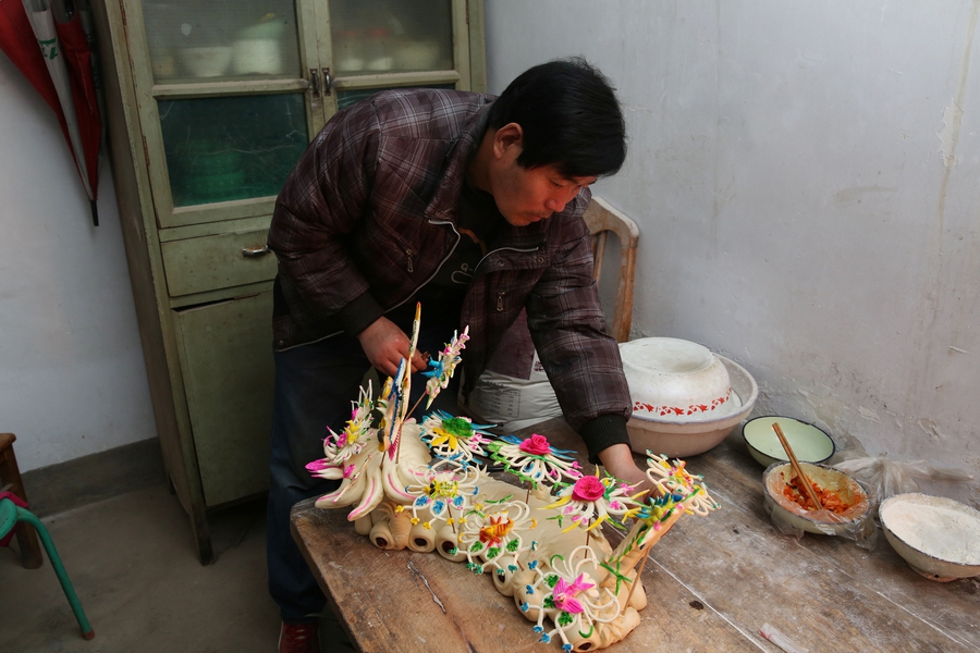 Man focuses life on intricacies of Chinese patterned steamed buns