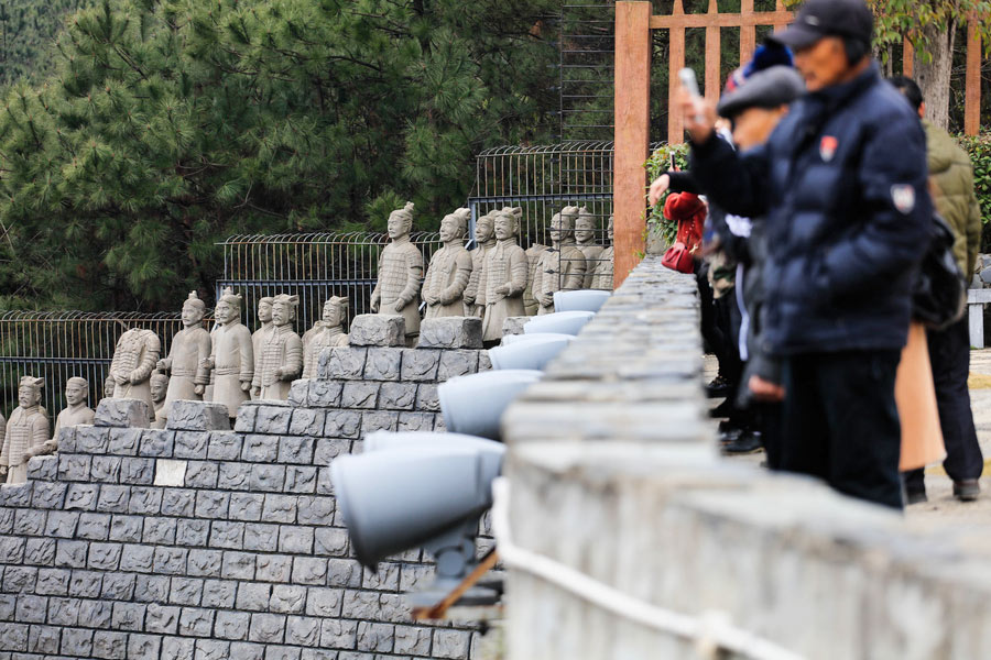 China's largest full-scale replicas of the Terracotta Warriors attract tourists