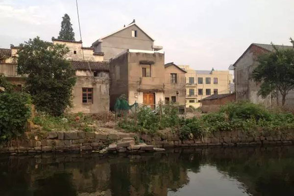 Rural buildings resemble famous painting