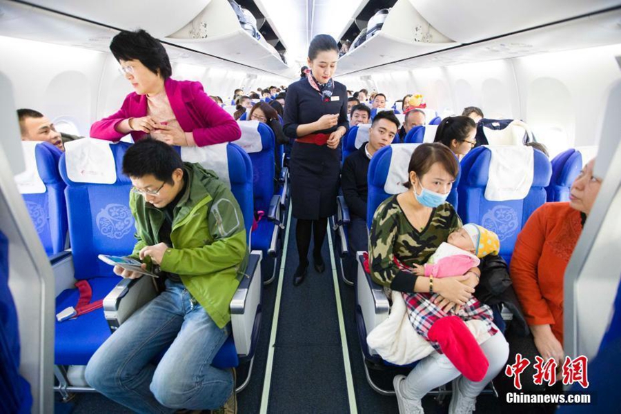 Mother and daughter stewardesses serve in same airline company