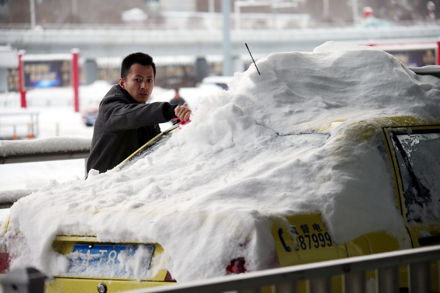 Heavy snow disrupts life in Urumqi