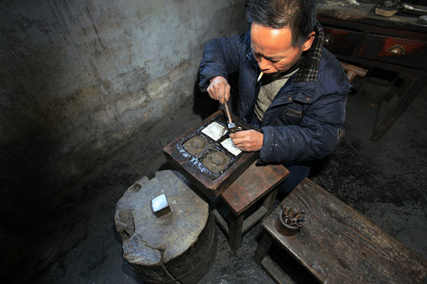 Miao silversmith puts shine back in silver