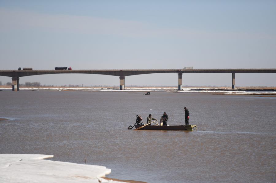 Inner Mongolia section of Yellow River starts to thaw