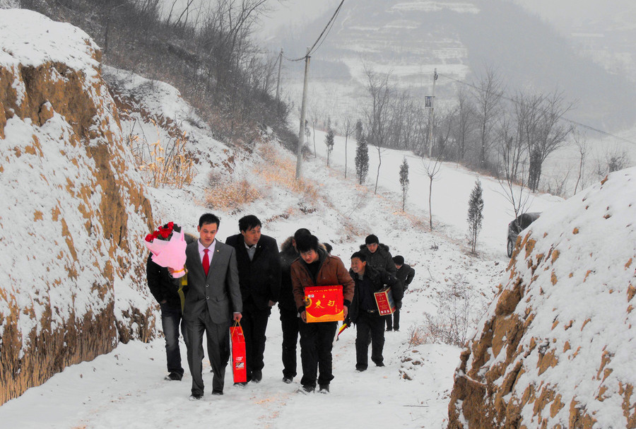 From black-white photos to digital: Wedding images reveal changes in China