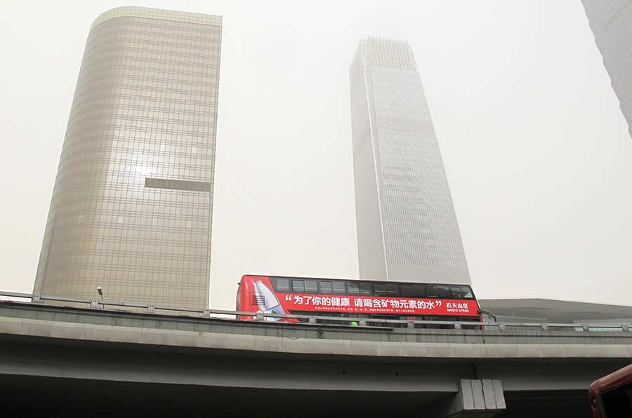 Sandstorm envelops Beijing, air pollution reaches dangerous level