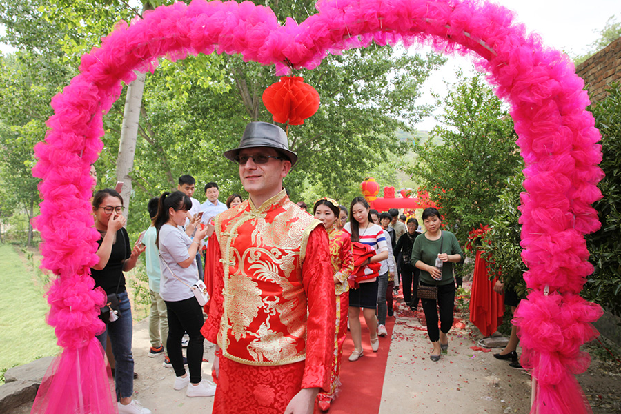 International couple wed in traditional Chinese ceremony