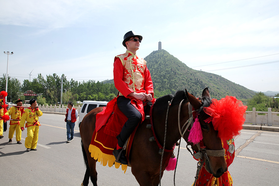 International couple wed in traditional Chinese ceremony