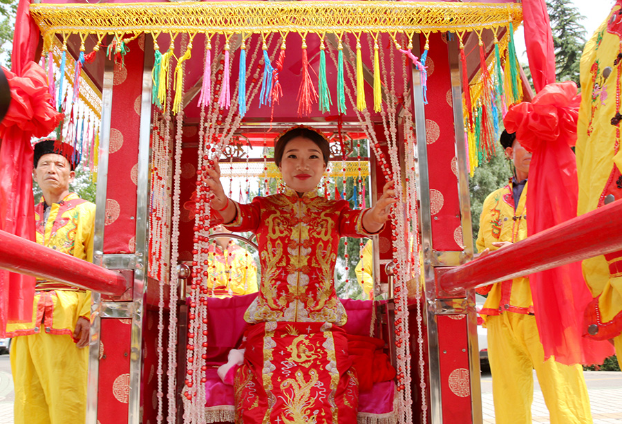 International couple wed in traditional Chinese ceremony