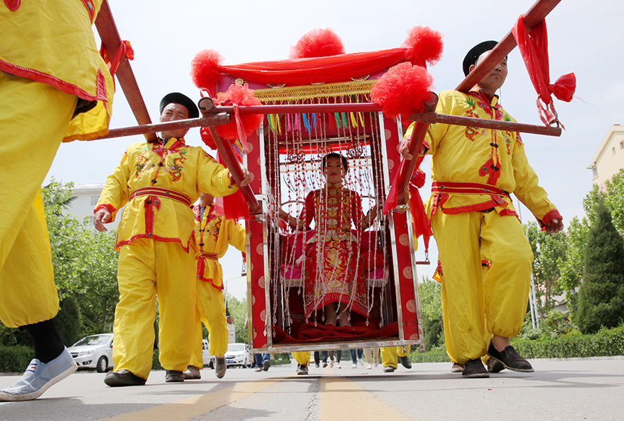 International couple wed in traditional Chinese ceremony