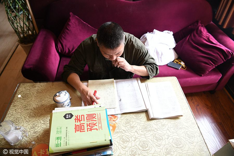 50-year-old attempts <EM>Gaokao </EM>for 21st time