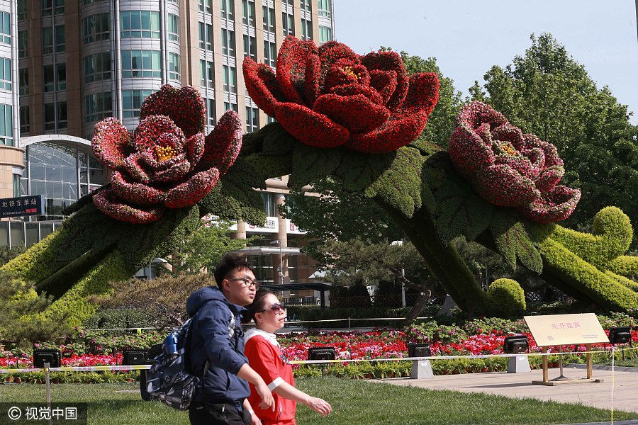 Flowers, posters greet Belt and Road forum in Beijing