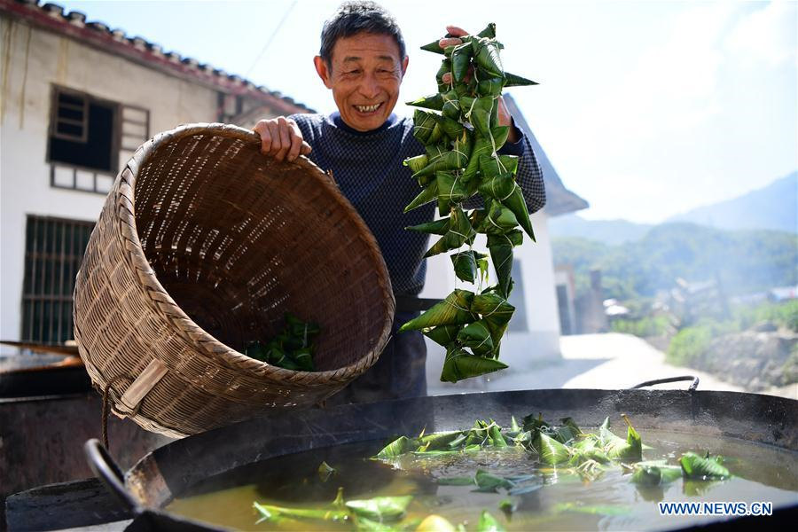 People across China enjoy Dragon Boat Festival holiday