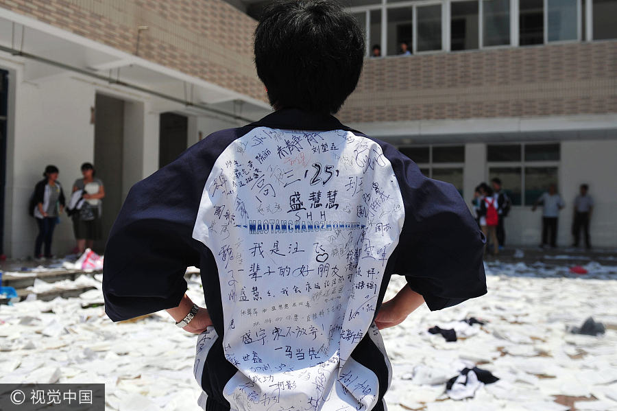 Unusual stress relief for students undertaking <EM>gaokao</EM>