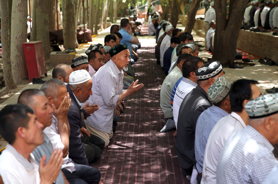 Muslims flood to Xinjiang's biggest mosque for jumah