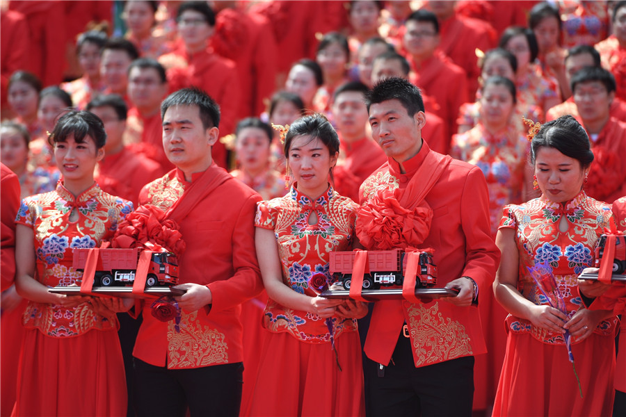 Over 200 couples marry in Changchun group wedding