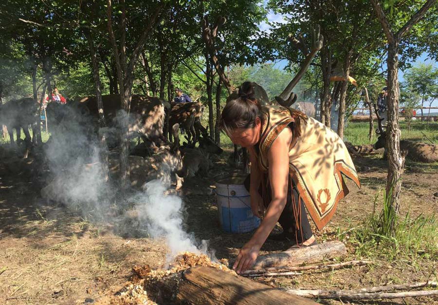 Chinese herdsmen find prosperity from reindeer tourism