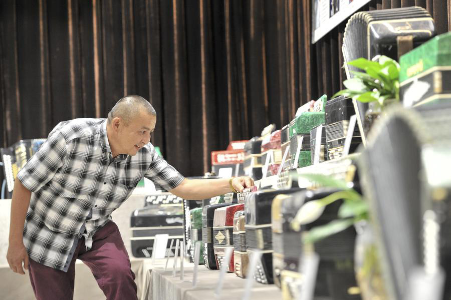 Accordion fanatic in NW China's Xinjiang