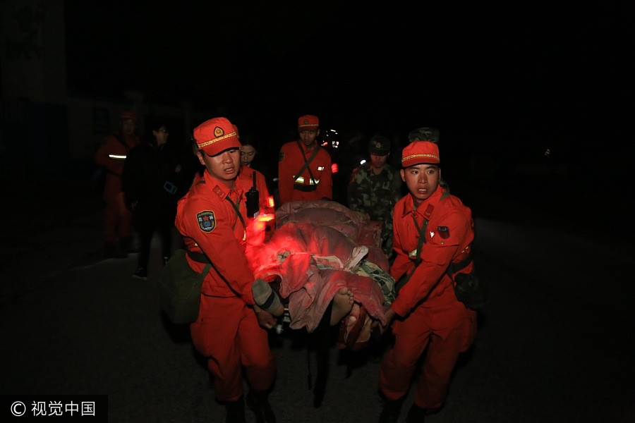 Rescuers work overnight to save quake victims