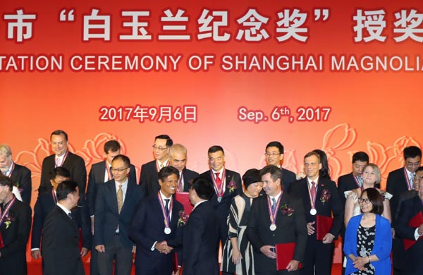 50 foreigners receive Magnolia Silver Award in Shanghai