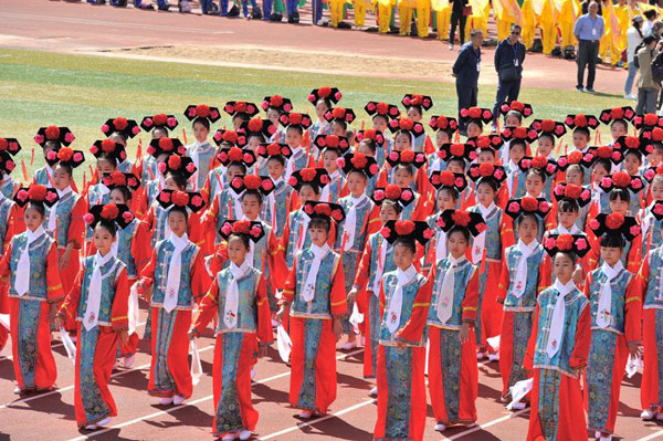 5,599 women in <EM>qipao</EM> dresses set new Guinness World Record