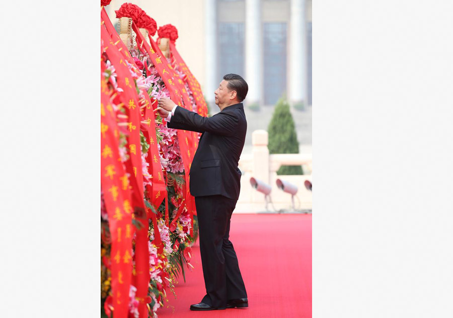 Chinese leaders pay tribute to national heroes at Tian'anmen Square