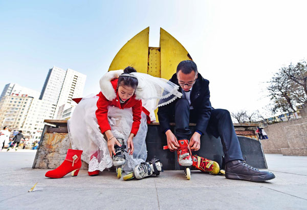 Couple tie the knot in roller skates