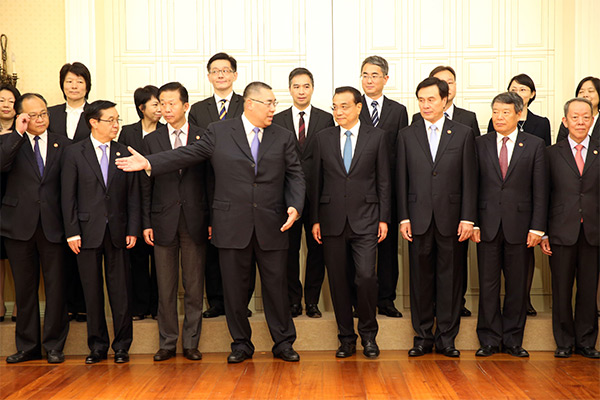 Premier Li visits headquarters of Macao government