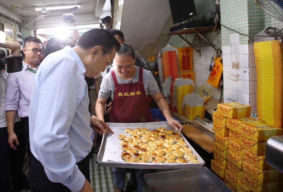 Premier Li stops for Macao foods, landmarks