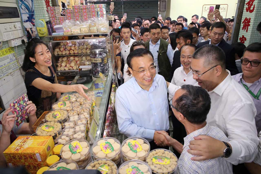 Premier Li stops for Macao foods, landmarks