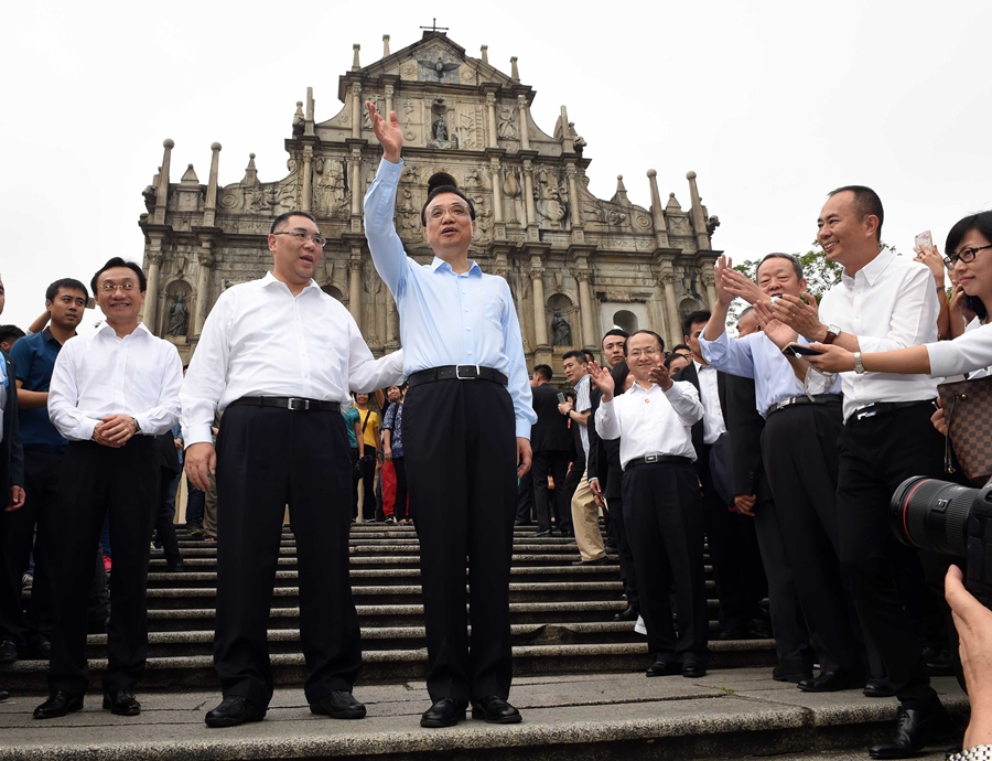 Premier Li stops for Macao foods, landmarks