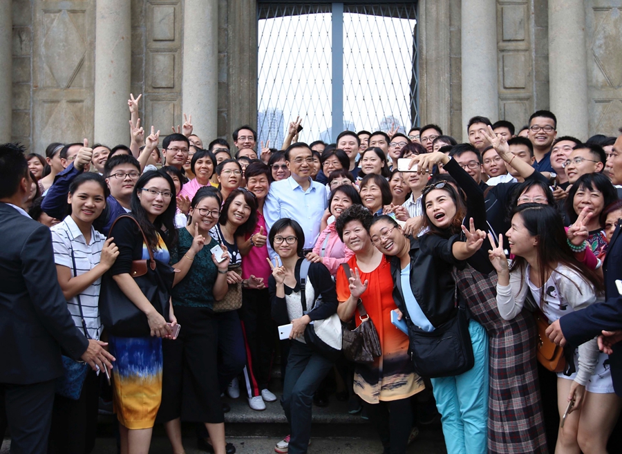 Premier Li stops for Macao foods, landmarks