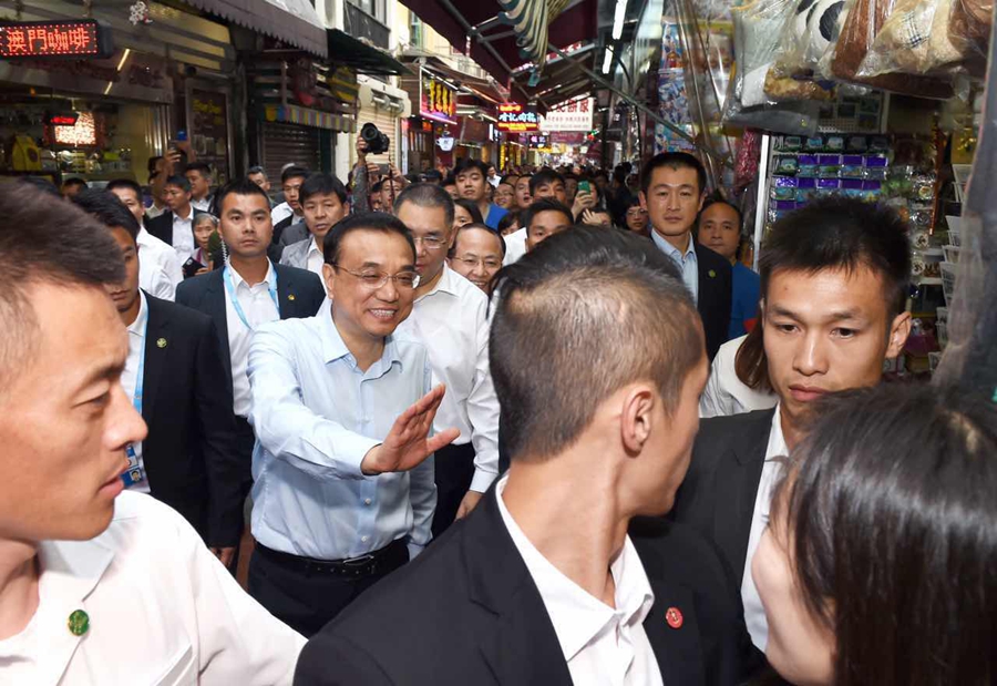 Premier Li stops for Macao foods, landmarks