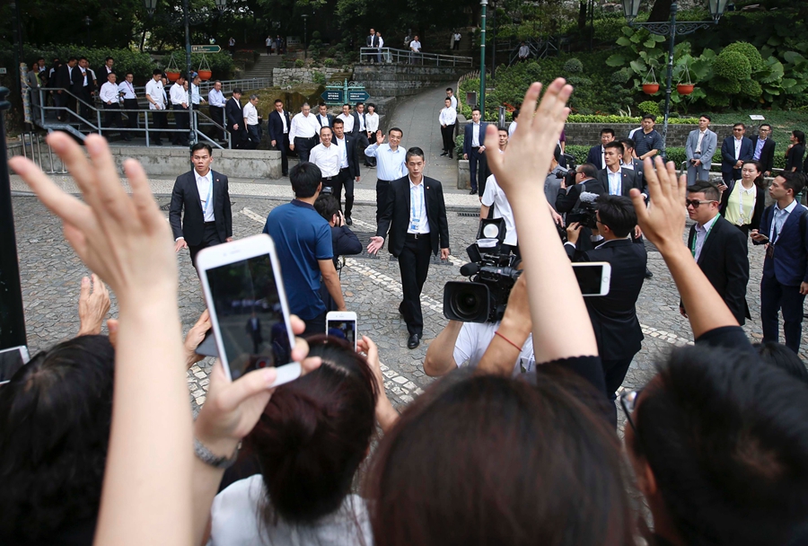 Premier Li stops for Macao foods, landmarks