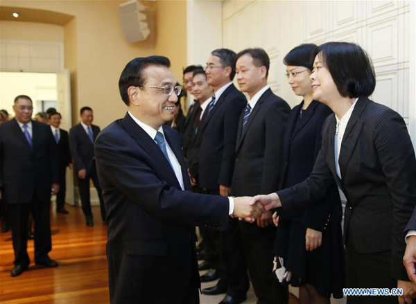 Premier Li visits headquarters of Macao government