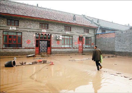 People return to flooded homes