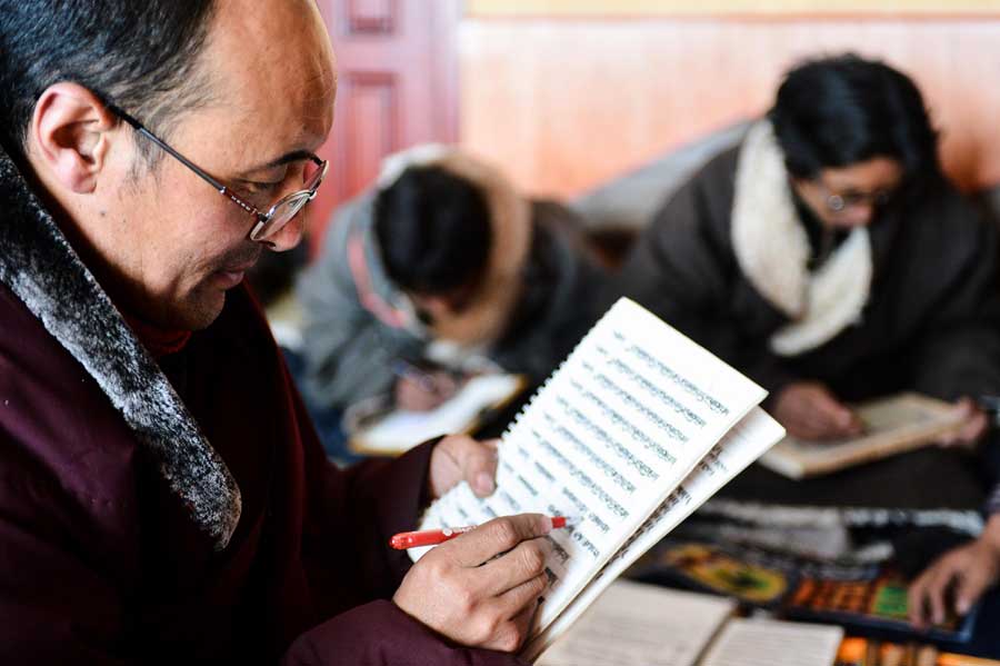 Inheritor of De'ang Sazhi Tibetan Calligraphy