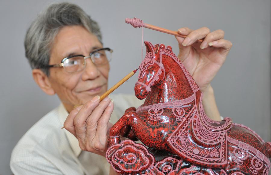 Handicraftsman shows skill of lacquer thread sculpture