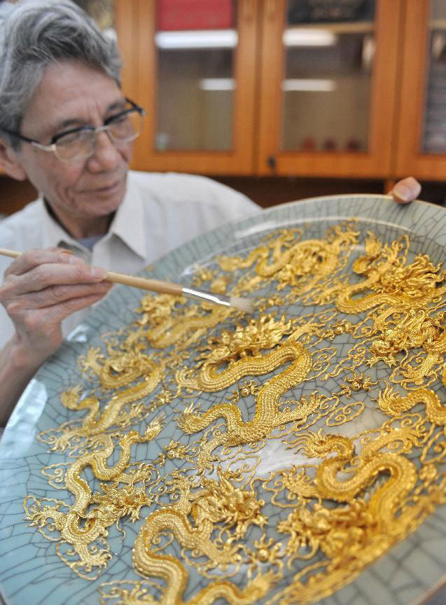 Handicraftsman shows skill of lacquer thread sculpture